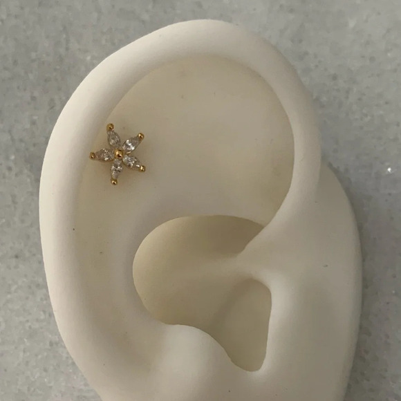 Gold Crystal Flower Cartilage Earring Brand New - Picture 1 of 3